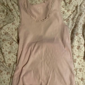 Linne med spets  - Fint skick