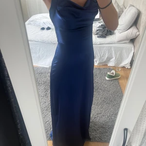 Balklänning - Balklänning som tyvärr ej kom till användning, väldigt basic så går att ha på andra lite finare evenemang. Den är superfin o sitter jättebra! Aldrig använd då mina bal planer blev inställda:( Proset går att diskutera! Köparen står för frakten🫶🏻