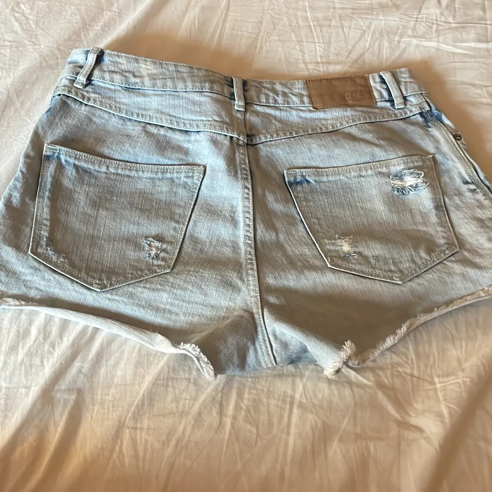 säljer nu mina jeansshorts då de nästan aldrig kommit till användning !! skriv för bilder/frågor🌸 jättebra bra kvalitet!!. Shorts.