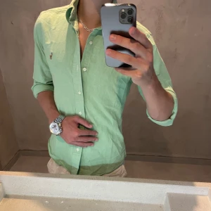 Ralph Lauren ”Oxford” skjorta  - Hej, säljer nu min fina Ralph Lauren skjorta storlek S slimfit men passar också XS/M. Den är i ny utan prislapp och kommer vara otroligt snygg i sommar. Nypris 1500kr! Vi kommer att sälja liknande produkter nu i sommar så glöm inte följa profilen!🌊🍾