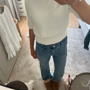 Blåa utsvängda jeans med stora fickor där grann  - Ett par super fina blåa utsvängda jeans med stora fickor där fram! I ett bra skick, då jag inte använt de så många gånger.  De går över naveln för mig, och jag är ungefär 166 cm. 