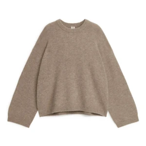 Arket stickad tröja - Säljer denna skitsnygga tröjan från arket i storlek xs💕 bra skick 