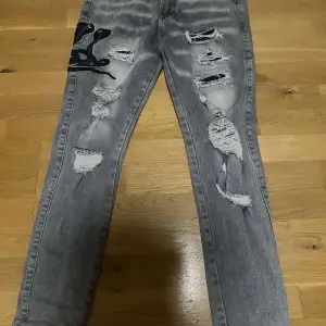 Säljer nu dessa feta amiri jeans för ett riktigt bra pris! Byxorna är i väldigt bra skick. Det är bara att skriva vid funderingar eller liknande 