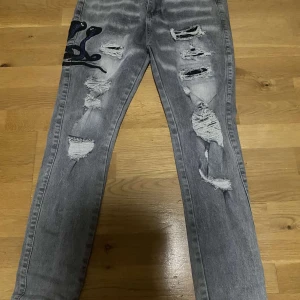 Amiri Jeans - Säljer nu dessa feta amiri jeans för ett riktigt bra pris! Byxorna är i väldigt bra skick. Det är bara att skriva vid funderingar eller liknande 