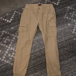 Lager 157 cargobyxor - Lager 157 cargobyxa säljes som ny då den är använd 2 gånger ungefär. Den kommer nytvättad och som ny 