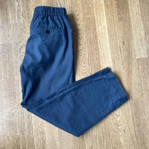 Linnebyxor  - Säljer ett par snygga linnebyxor ifrån HM. Passar Storlek XS och är i lite blå/grå färg. Hör av er vid frågor eller funderingar.