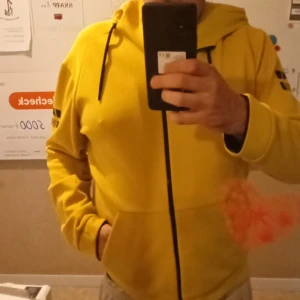 Sail racing hoodie - Jag är 182 cm lång. Bra passform på mig, finns i Hudikz kan tas till  Gävle. Priset går självklart att diskutera. Använd fåtal gånger. Pris diskutera BVSA. Nypris 1500. Skick 9/10.