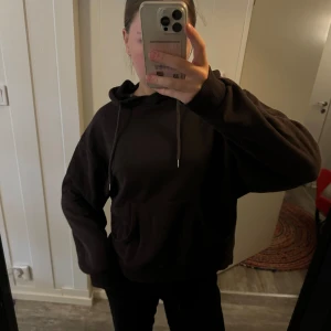 Brun hoddie 🤎 - Jättefint skick! Skön och sitter lite oversized🤎 skriv för fler bilder eller funderingar 🤍