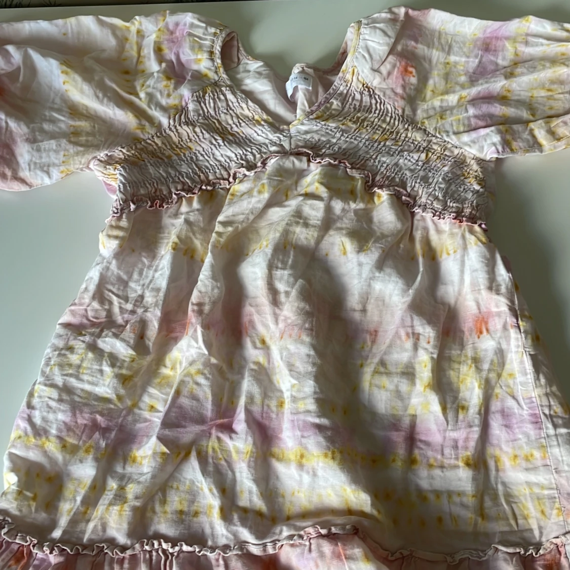 En rosa/gul klänning