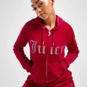 Röd hoodie från JUICY COUTURE - Röd juicy couture hoodie i storlek M, köpt för 1100 kr 💗  Är inte direkt min stil längre men väldigt fin 💞
