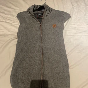 Zip hoddie - En bekväm och skön tröja att använda, inte använd så mycket.