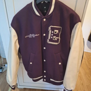 Baseball jacka - Baseball jacka från HM, knappt använd, Har inga skador, Är storlek S fast passar som storlek M