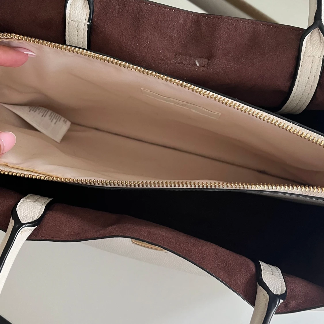 Crémevit väska - 92