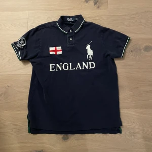 Ralph lauren piké - Rare och riktigt fet chief keef polo i size large men känns som medium🤑🤑🤑Mått⬇️  Bredd: 53 cm Längd: 67 cm 