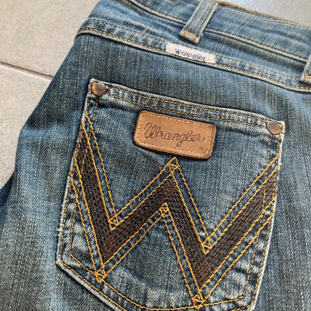 Lågmidjade jeans från wrangler, säljer pga att de tyvärr är för små för mig därav finns där inga bilder med jeansen på❤️. Jeans & Byxor.