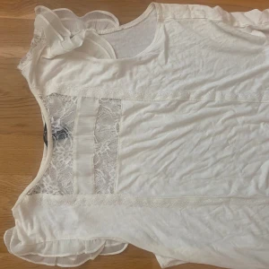 söt blus  - jättefin blus som tyvärr inte kommer till användning då den är l för stor för mig!! pris kan diskuteras  Strl L men passar M