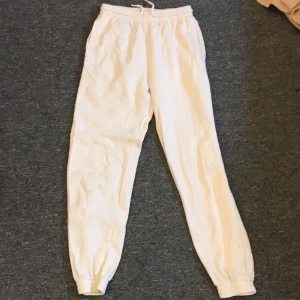 vita mjukisbyxor  - divided från h&m använda lite