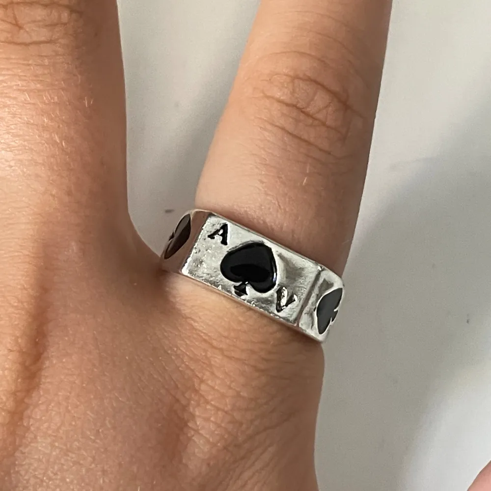 Silverring i zinc legering som har diametern 1,9cm. Köp gärna med köp nu!. Accessoarer.