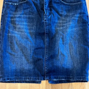 Kjol med rhinestones - Jättefin kjol jag köpt second hand som jag säljer då den inte passar mig längre! Bra skick men några stenar har lossnat (se bild). Storlek 36, skriv vid frågor!