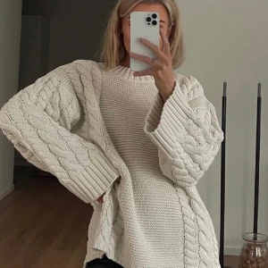 Stickad tröja från Gina - Supermysig stickad tröja från Gina Tricot perfekt till sommarkvällar💗 Första bilden är lånad!  