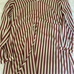 Randig klänning - Fin sommarklänning i storlek 36, den är väldigt tunn så den är skön att ha när det är som allra varmast ute☀️ 