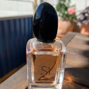 Si parfym - Si parfym som inprincip är full, säljer den då jag tröttnat på doften och känner jag vill använda annat🥳 det är en 50 ml flaska!