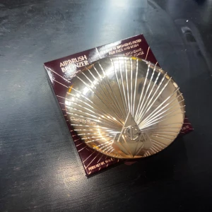 Charlotte tilbury - Säljer denna bronzer från Charlotte tilbury ny, använd kanske knappt 5 gånger Väldigt bra! 600kr 