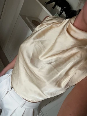 Crop top med öppen rygg  - Crop top med öppen rygg, använd 1 gång 