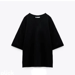 Zara t-shirt - Säljer denna jätte fina och trendiga tröjan från zara. Den har bara blivit använd en gång och är som ny skick. HELT SLUTSÅLD PÅ HEMSIDAN💕