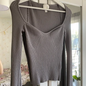 Hjärtringad topp - Grå hjärtringad topp i nyskick från H&M🩶 Slits i ärmarna.