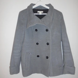 Kappa - En kappa som inte används så mycket, inga defekter förutom någon tråd som hänger löst. Säljer pga att den inte passar mig.