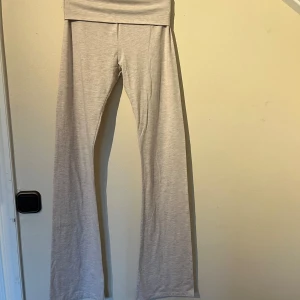 Yogapants - Nya yogapants från Nelly som endast är testade på. Säljer då jag har flera par och dem tyvärr var lite korta på mig. Beige/ljusrosa färg