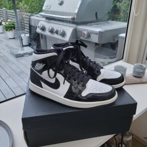 Jordan 1 carbon fiber  - Tjena sälja dessa jordan 1 pga att dom inte används längre. Skulle säga att dom 8/10 i sick. Om de skulle finnas funderingar tveka inte att fråga. (Kvitto finns) priset är inte hugget i sten!! Ny pris 3500