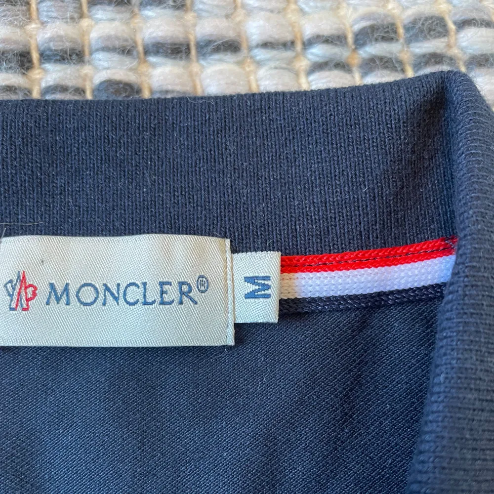 En Moncler pike som är mörkblå och har inga defeketer(självklart äkta). Det är storlek M men passar även S. Priset är inte hugget i sten, om du undrar nåt är det bara att kontakta!!😇🍾. Skjortor.