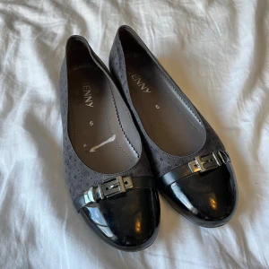 Gråsvarta ballerinaskor - Så snygga men tyvärr för stora för mig. Väldigt bra kvalitet, inga defekter.