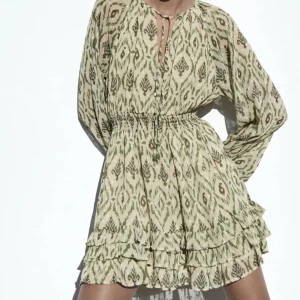 Voland klänning från Zara - Super söt grön volang klänning från Zara som inte längre finns att köpa. Helt ny och med prislappen kvar, aldrig använd🌟Storlek M men passar äcen mig som i vanliga fall bär Xs och S