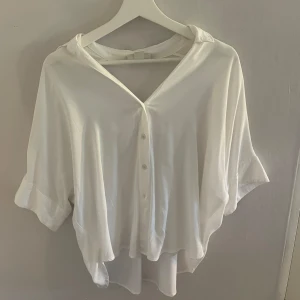 Skjorta  - Vit skjorta från Monki i storlek s. 🩷