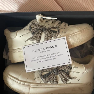 Kurt geiger skor med glittrig rosett  - Storlek 40 passar 39/40, jätte sköna. Lite smutsiga men går lätt bort med vatten! Inga defekter och använda fåtal gånger! Köpte i London för runt 2300 MÖTS BARA UPP
