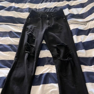 Jeans - Svarta jeans med hål på knäna och låren från shein. Bra skick använt fåtal gånger:)