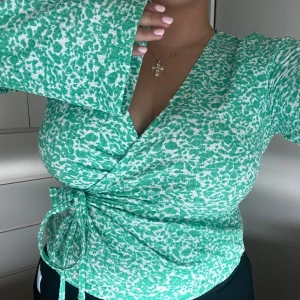 Omlottblus - Oanvänd, känns som M