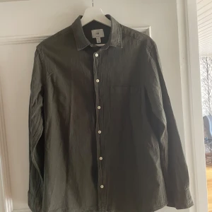 Linne skjorta  - Mörkgrön linneskjorta, från HM. I bra skick.