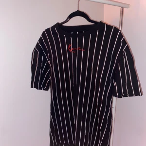 T-shirt från det exklusiva märket Karl Kani - Storlek M, använd endast 1 gång  Priset går att diskutera  Om det finns frågor och funderingar så är det bara att skriva