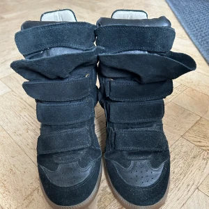 Isabel Marant Sneakers - Säljer mina Isabel Marant skor i storlek 38. Fint skick fortfarande ✨