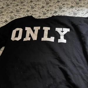 tröja - säljer denna tjocktröjan från only då den ej kommer till npn användning. 