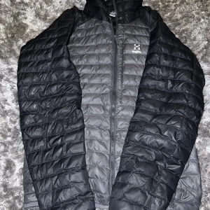 Haglöfs jacka - Snygg hyfsat ny haglöfsjacka därav bra skick, äkta köpt för ca 2,5 säljer åt min bror. Storlek S i herrmodell. Hör gärna av er vid frågor eller fler bilder😊