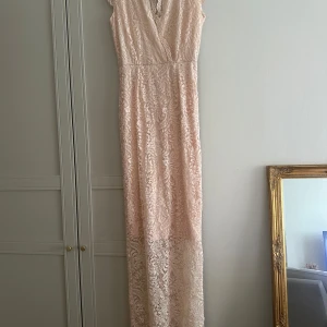 Festklänning - Jättefin spetsklännint ifrån VILA