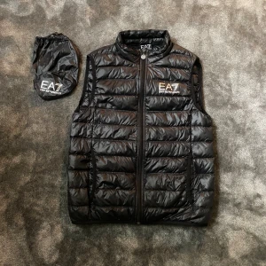 Emporio Armani väst  - Emporio Armani väst i storlek S. Skick 9/10 nästan som ny endast använt ett fåtal gånger! Perfekt nu i sommar eller mot hösten! Nypris cirka 2000. En liten dustbag ingår! Kontakta vid minsta fråga!💫 Pris är diskuterbart!