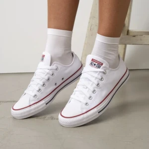 Vita Converse  - Skorna ser hyfsat använda ut, men de är fortfarande i bra skick. 