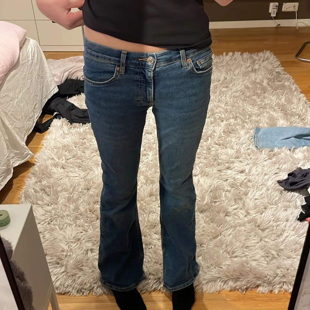 Snygga jeans i bra skick. Ägt jeansen i typ 1 år. Aldrig använda då jag haft andra jeans jag häldre valt. Dem är bootcut och low waist köpta på Gina tricot. Tveka inte på att höra av er om ni vill ha fler detaljer eller bilder💕 . Jeans & Byxor.