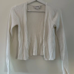 Kofta med små knappar  - Väl använd, men bra skick